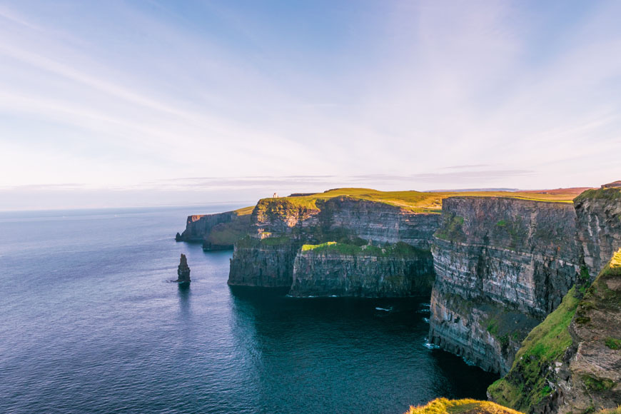 Entre montagnes et falaises dominant l’Océan et les lacs