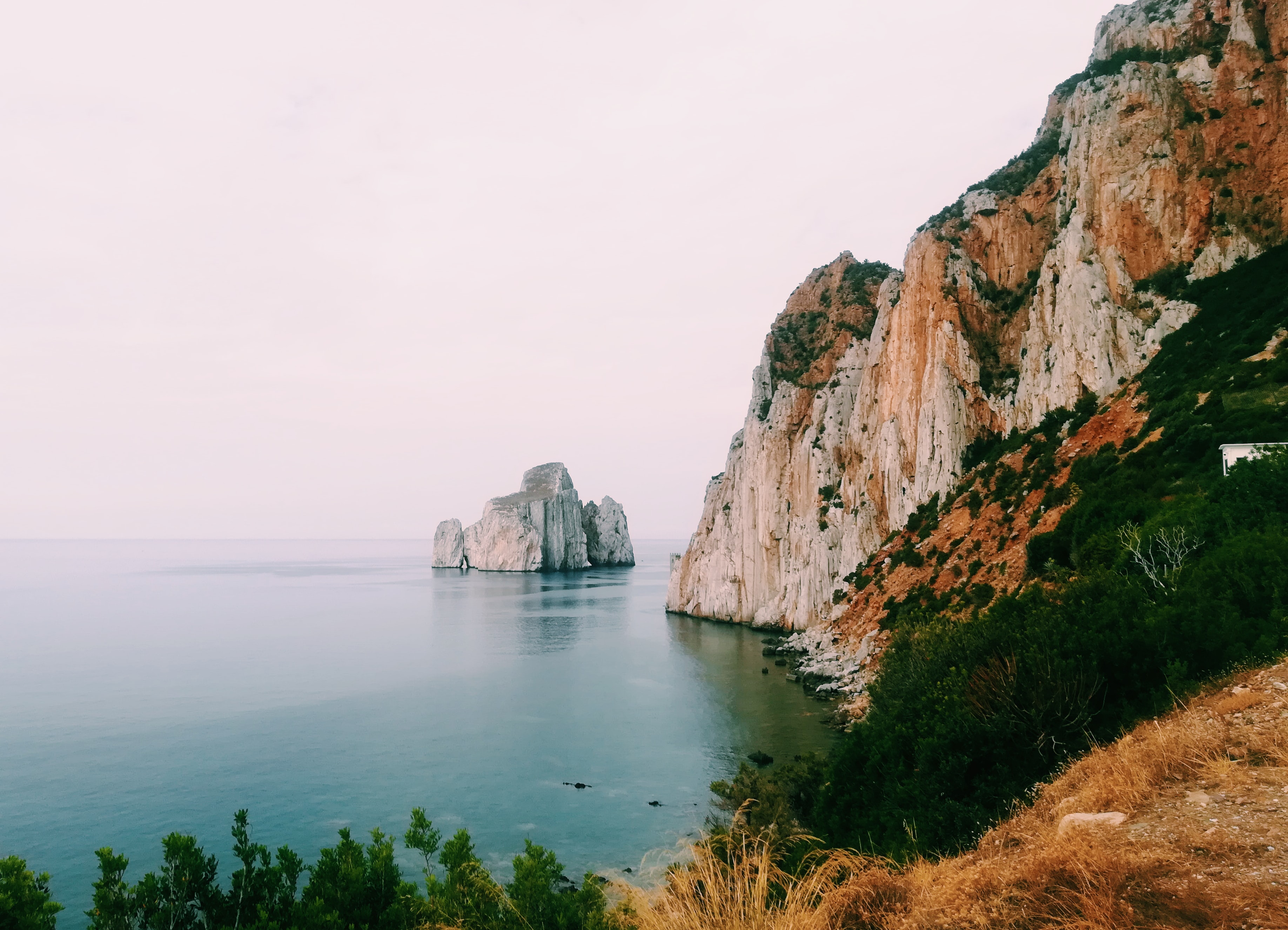 Terre authentique d'une beauté sauvage et île aux milles couleurs