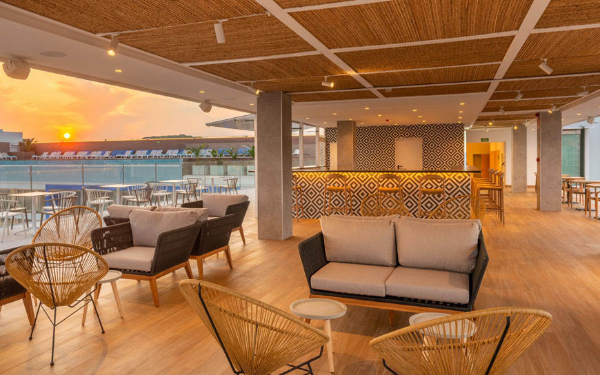 Espace restauration de l'hôtel Azure Club